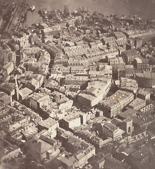 A primeira fotografia aérea foi capturada de um balão de ar quente em 1860. Esta fotografia aérea mostra a cidade de Boston à 610 metros de altura. O fotógrafo James Wallace Black intitulou seu trabalho “Boston, como uma águia e um o ganso selvagem veriam”.