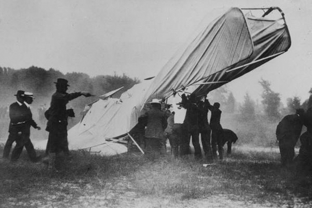 Fotografias de desastre podem não ser as mais agradáveis, mas podemos aprender com nossos erros do passado. Esta foto de 1908 mostra a morte do aviador Thomas Selfridge. O avião era um projeto experimental da Associação Experimental Aérea, que fazia parte do Exército dos EUA. O avião também levava Orville Wright quando caiu; no entanto, ele sobreviveu.