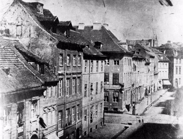 Esta visão de 1840 da Leipziger Strasse em Berlim também mostra a torre da Marienkirche ao fundo.