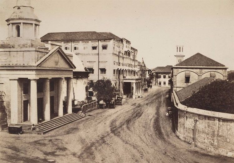 Esta imagem de 1850 de Bombaim, agora Mumbai, foi tomada quando a Índia ainda estava sob o domínio da Companhia Britânica das Índias Orientais. A fotografia é intitulada “Igreja escocesa, tribunal, e entrada para o estaleiro (Bombaim)".