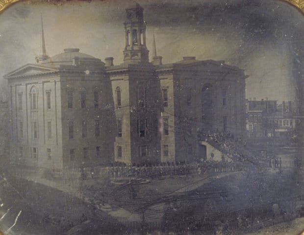 A foto mais antiga de Chicago foi tirada em 1855 e mostra a Corte do Condado de Cook e a Prefeitura, que foi destruída no incêndio de Chicago em 1871.