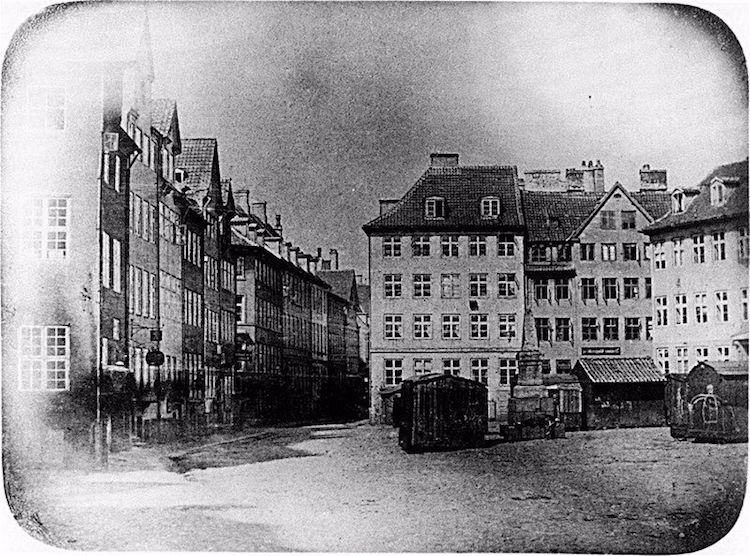 Esta fotografia de 1840 de Copenhague mostra a praça pública Ulfeldts Plads, que foi renomeada para Grábredretorv.