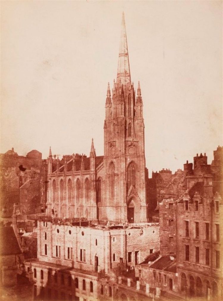 Esta fotografia de 1848 do antigo Assembiy Hall e da Igreja de Talbooth, em Castlehill, é a primeira fotografia conhecida de Edimburgo.