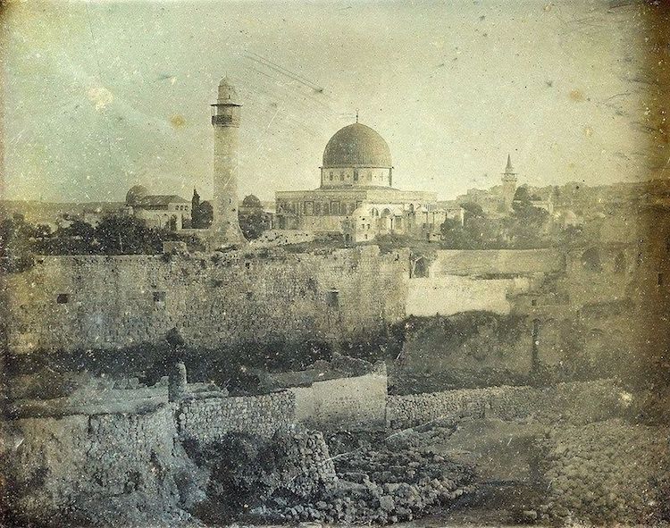 O fotógrafo francês Joseph-Philibert Girault de Prangey tirou esta imagem de Jerusalém em 1844. Um dos primeiros fotógrafos de viagens, Girault de Prangey, percorreu o Oriente Médio, a Itália e o leste do Mediterrâneo de 1841 a 1844, produzindo mais de 900 fotografias ao longo do caminho.