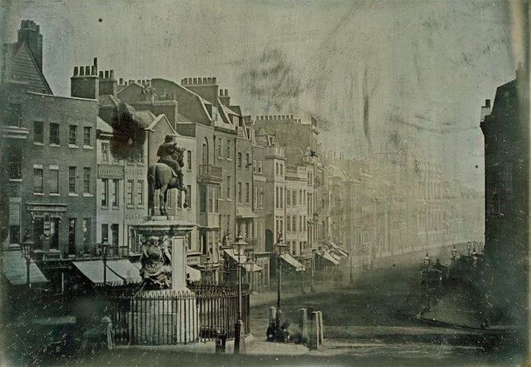 Mostrando a rua do parlamento de Trafalgar Square, esta fotografia de Londres foi tirada em 1839.