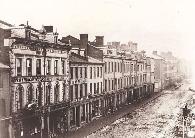 Esta imagem de King Street East faz parte de um conjunto de fotos tiradas em 1856 para reforçar a tentativa de Toronto de se tornar a capital do Canadá.